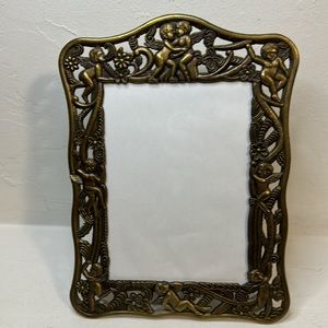 Vintage 5x7 brass frame w/ cherub angels & floral details